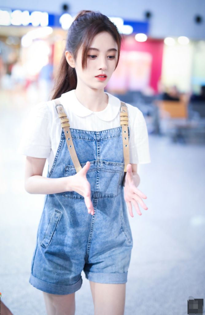 鞠婧祎穿蓝色牛仔背带短裤扎着高马尾造型风格少女感满满的