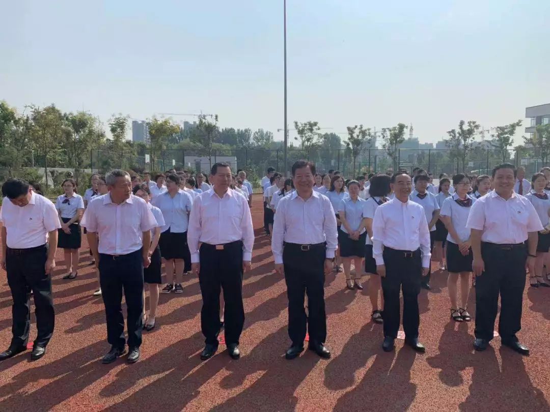 感党恩、听党话、跟党走!开学首日,济南百万学子向祖国宣誓!