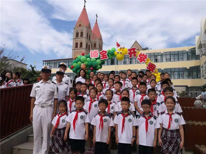 青岛德县路小学开学.(记者 郑燕)