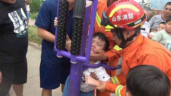 山东临沂一9岁男童贪玩头被卡健身器材，消防6分钟成功救援