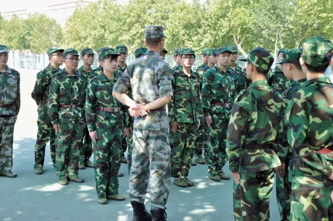 在军训期间,除了飒爽的教官,还有辛勤工作的学生会学姐学长们.