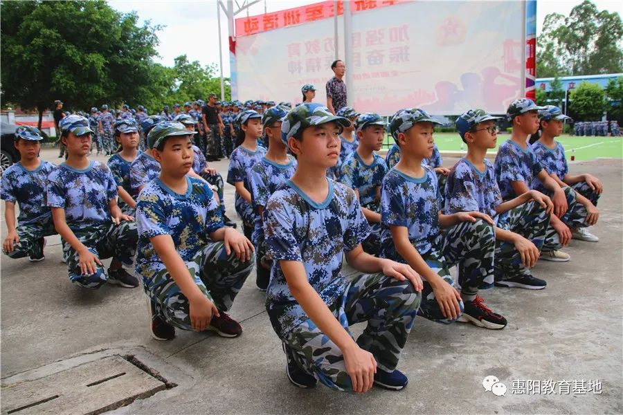 阳光下舞动的绿——东莞企石中学初一新生国防教育