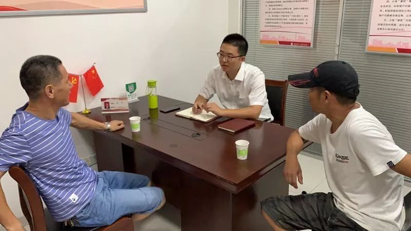 当天坐班的"店小二,封庄村党总支书记奚涛,拿出"民情日记,一边听