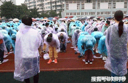 高校学生淋雨等领导一个小时，领导：连这点都做不到，军训是失败的