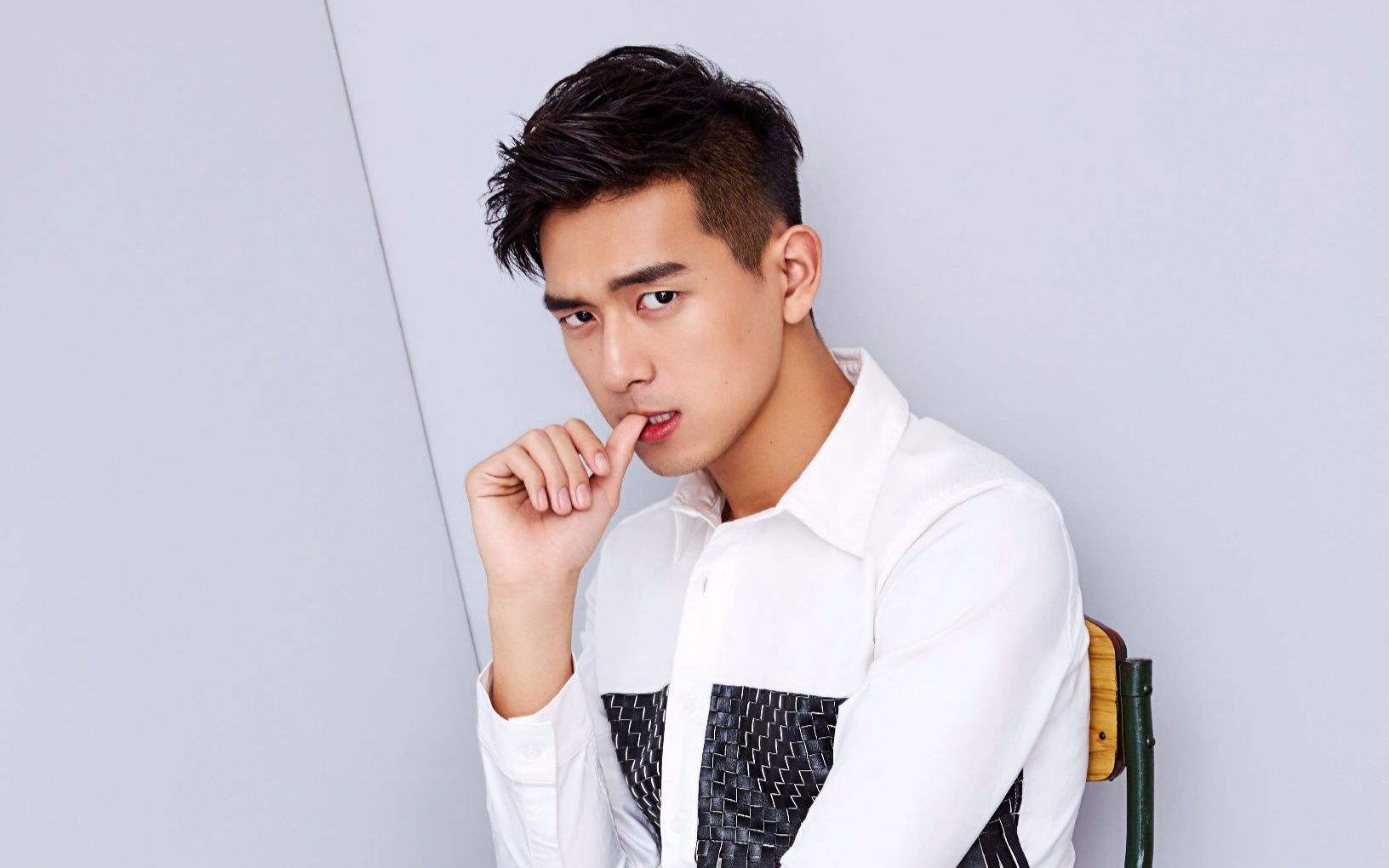 李现杨紫黄晓明火出圈,出现在各大高校迎新横