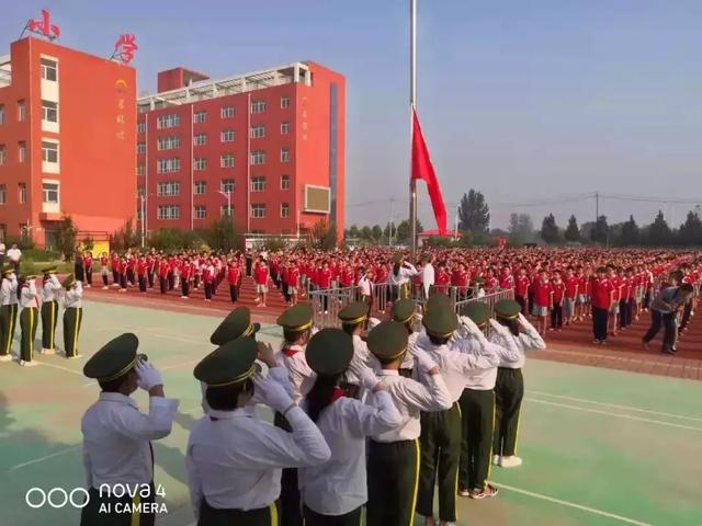 上午8时,巨鹿县西苑小学全体师生在学校操场隆重举行升旗仪式.