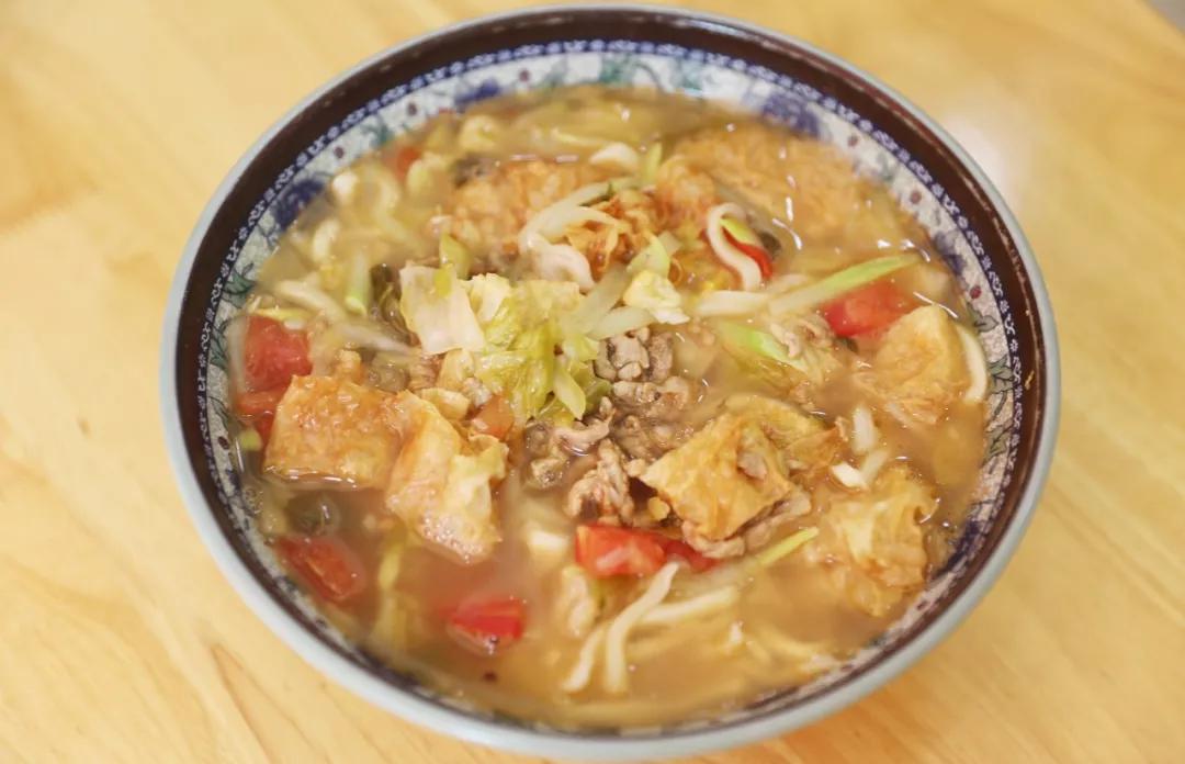 江厦公园对面的次坞打面，每天能卖出600多份，老板一整天都在打面…