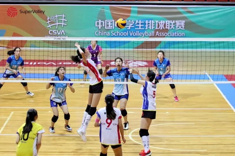 在大赛小组赛中,棠张中学女排以全胜的战绩,闯进小组第一.