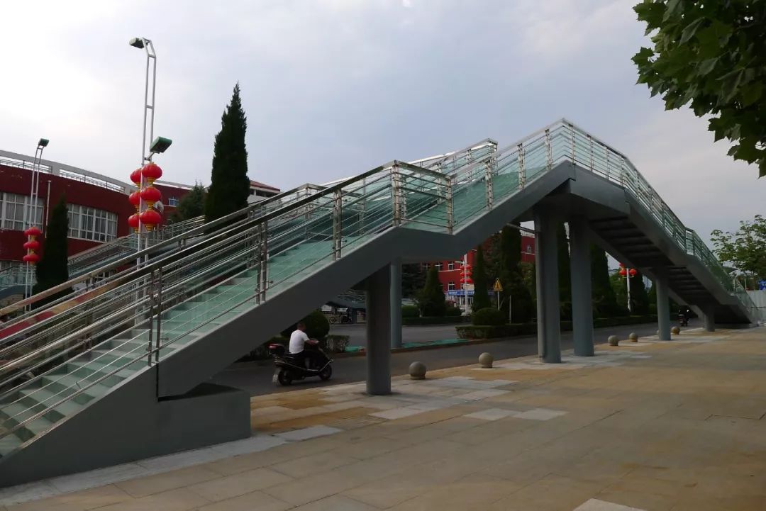 凤鸣小学天桥实验中学天桥凤城路幼儿园天桥小编还了解到剩余4座天桥
