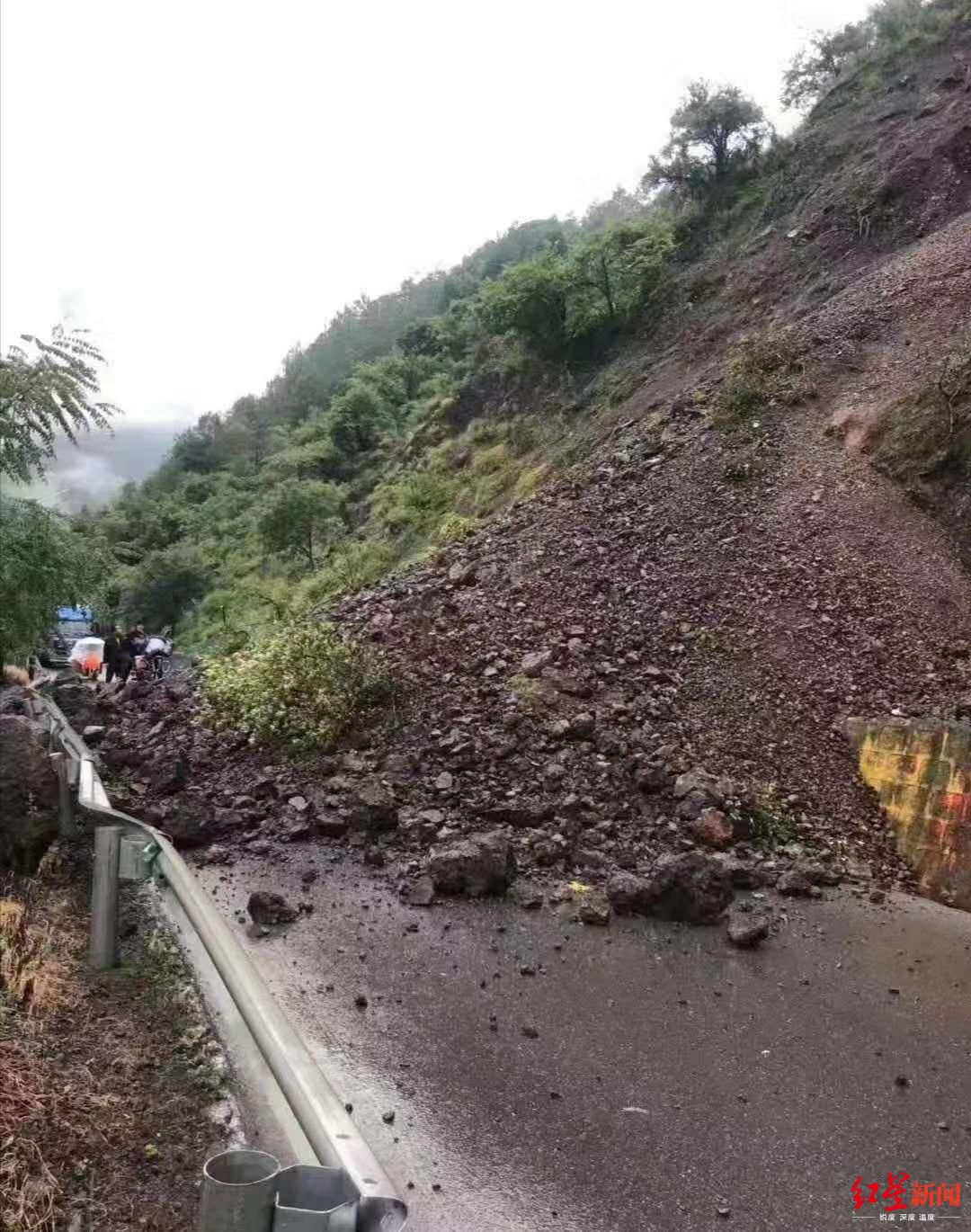 注意!降雨造成山体滑坡,西昌前往泸沽湖的s307省道中断