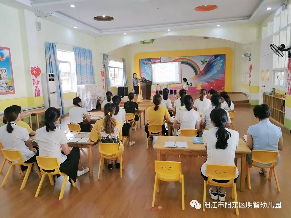 幼儿园特聘专业老师讲授礼仪知识.