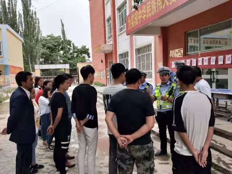 因此,岳普湖县公安局交通管理大队针对辖区142所中,小学和幼儿园,积极