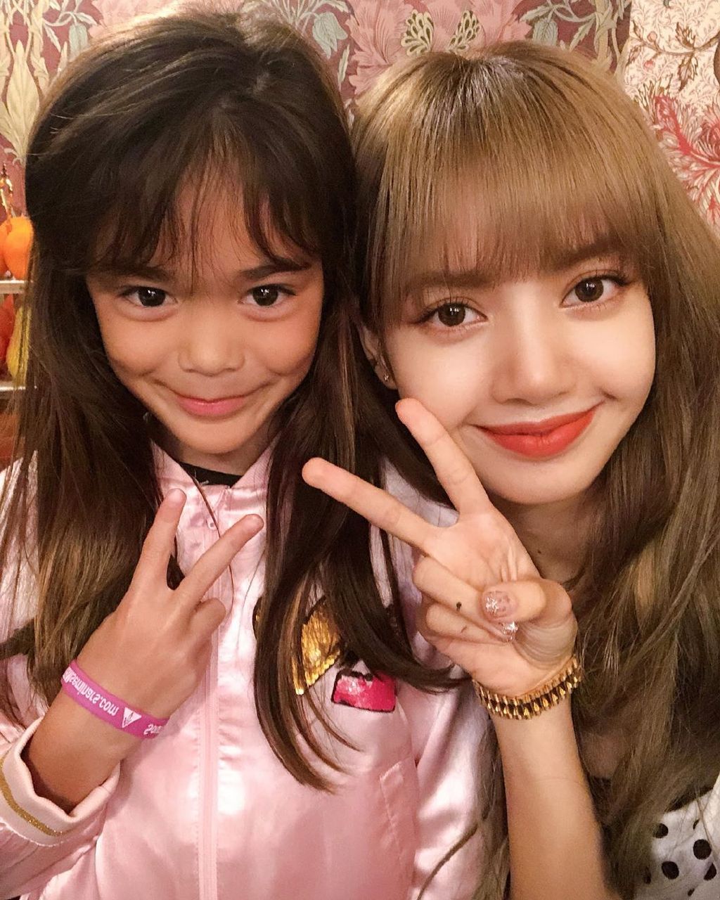 原创lisa合影小朋友,原本lisa的脸很小,结果却成大脸盘子