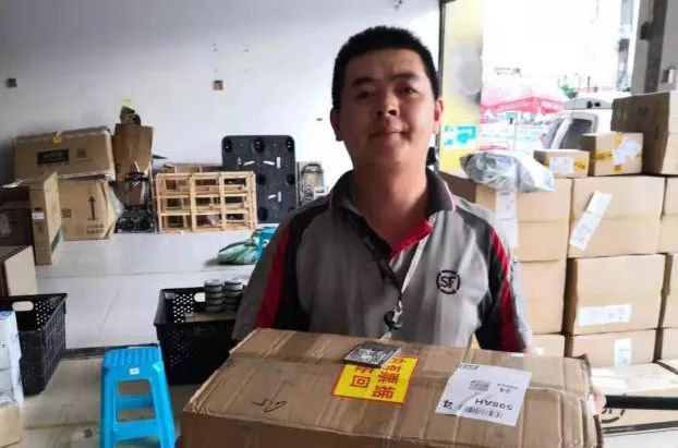 关爱快递小哥点赞最美青工