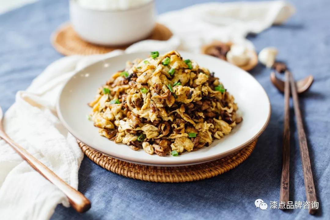 产品体验 兜约在保留经典明星菜品,诸如兜约小炒肉,外婆菜炒土鸡蛋