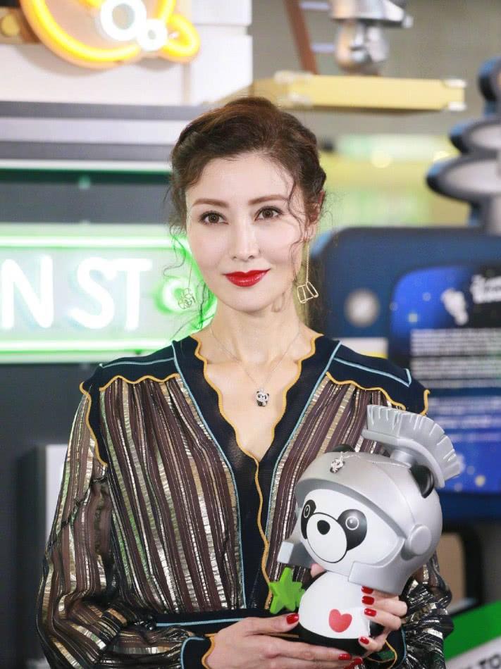 李嘉欣在香港出席活动的造型,果然岁月从不败美人