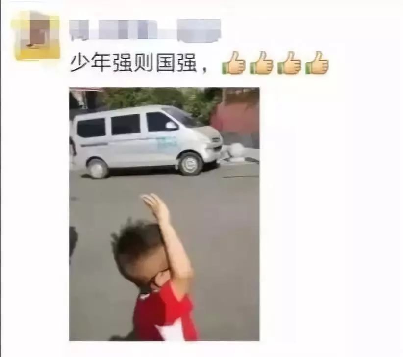 当国歌响起,这个5岁的男孩保持了一种姿势!