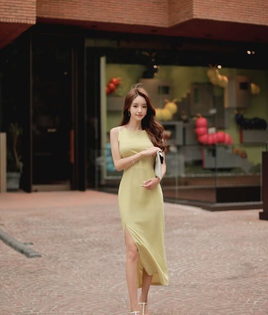 街拍:气质美女穿开叉连衣裙,秀出完美曲线,十分的养眼