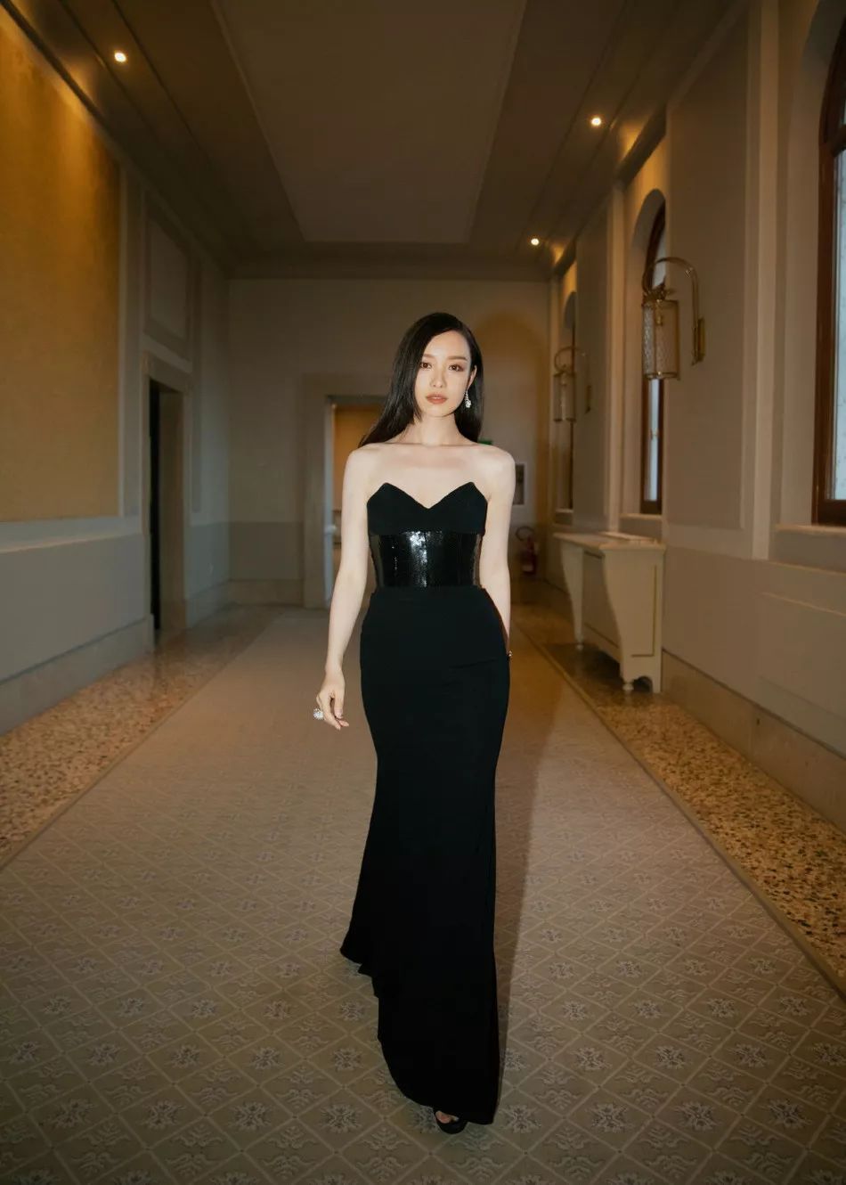 女神范!倪妮黑色抹胸裙秀美好曲线 雪肤红唇笑容妩媚