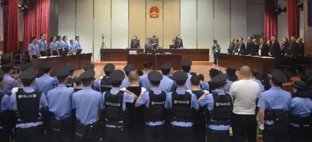 在大理州中级人民法院对邓某勇等23名被告人犯组织,领导,参加黑社会