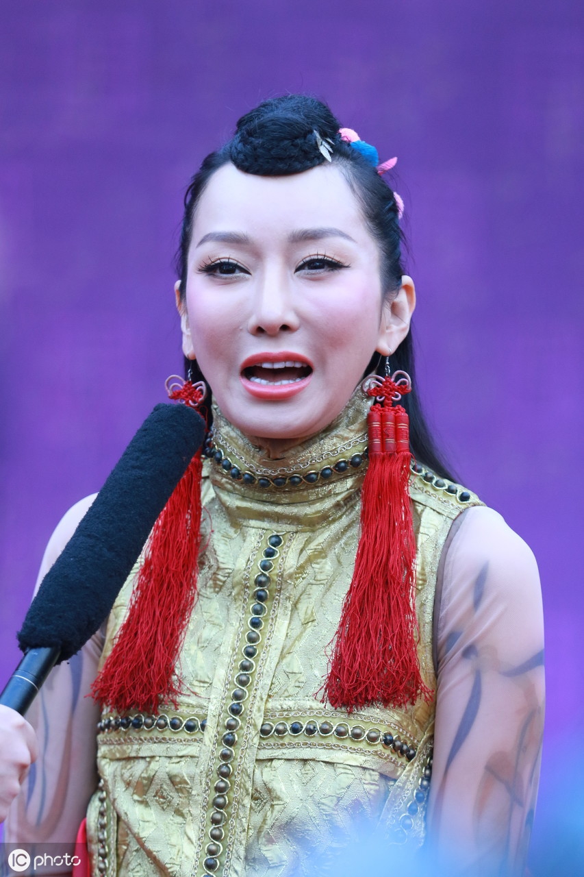 上海,萨顶顶身着民族服装现身环球夫人晚宴并演唱成名作《万物生》