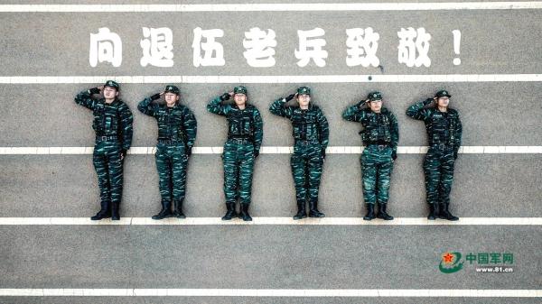 第一支队的退伍老兵们,通过拍摄制作创意退伍照来纪念自己的军旅青春