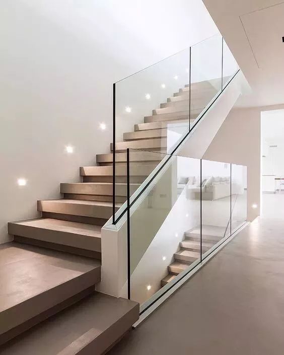 目前市场上地板的尺寸以90厘米长,10厘米宽为多,但楼梯地板可以配120