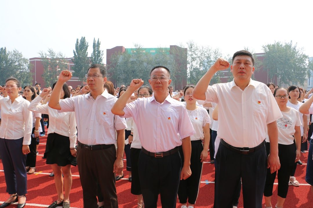 雪宫中学举行开学典礼暨教师宣誓仪式