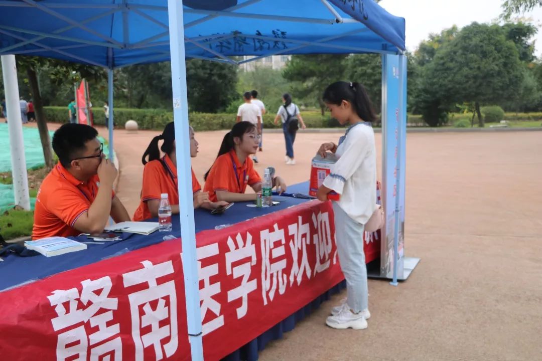 010203赣医招新多繁忙,吸引新生多欢笑赣南医学院欢迎大家的到来编辑