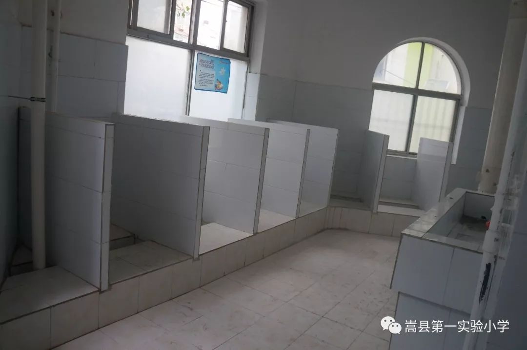 暑假整修一新的教学楼卫生间