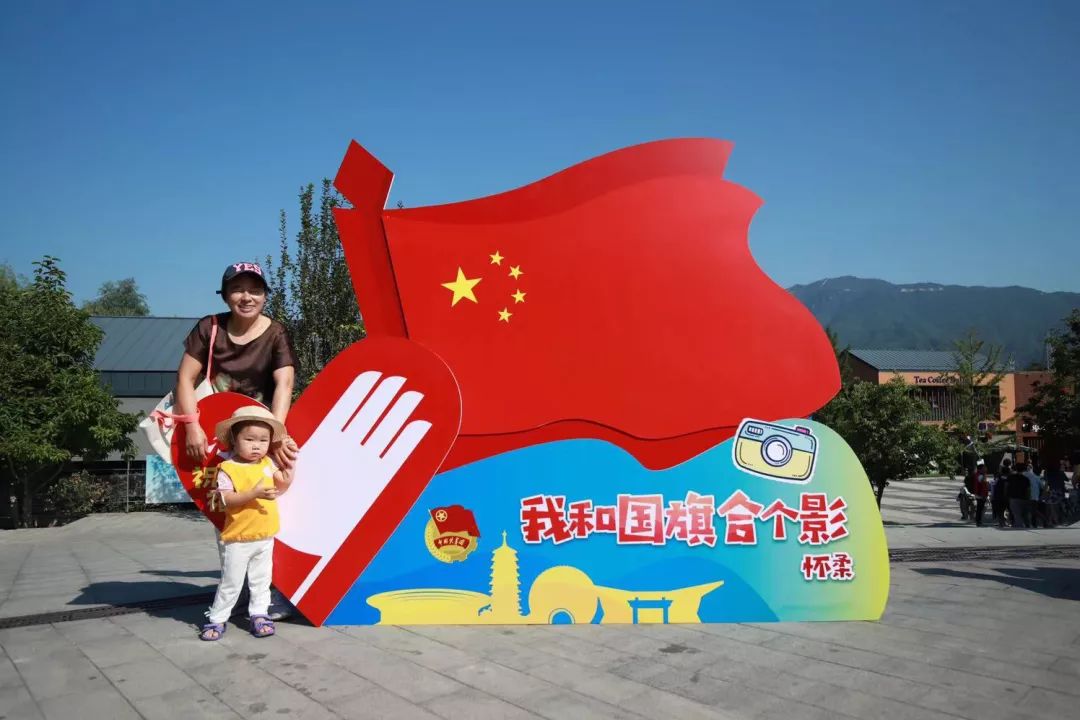 都争相和这位"网红"合影 这个"网红"是谁呢 ■ ■■■■ 当大大的国旗