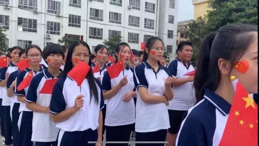 南雄市黄坑中学举行庄严肃穆的升旗仪式