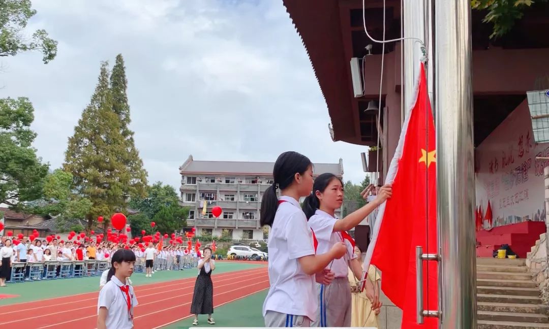 9月1日,小梅镇中心小学在开学典礼上再次将五星红旗升起,熟悉的口号