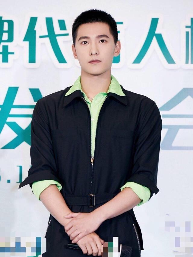 李现平头搭胡茬像老了十岁,王源深眼窝发际线优秀,网友:像杨洋