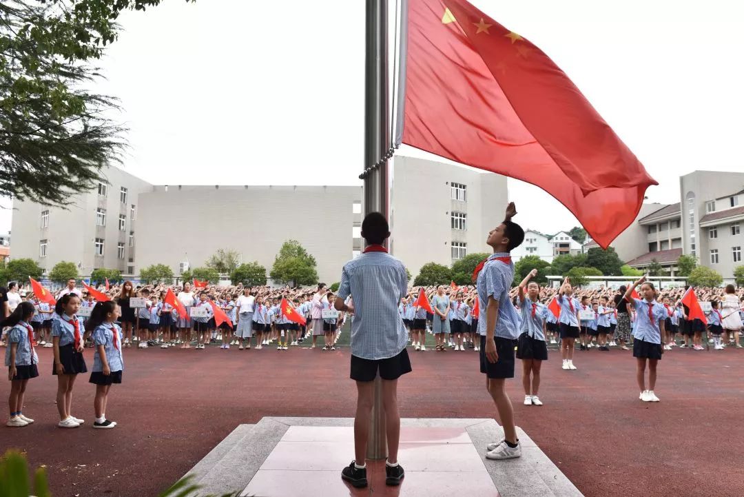 升国旗,唱国歌,国旗下宣誓!龙泉市开学第一天播撒爱国