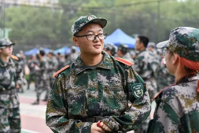 军训简报辅助教官副排长前来报道