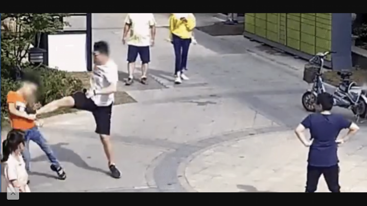 江苏淮安一男子飞踹踢球男孩，因同行女伴被球踢中！自首后被拘留
