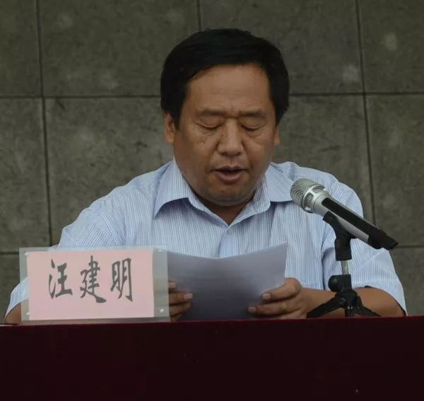 学校党委书记汪建明宣读了攀枝花市七中关于表扬优秀个人和先进班集体