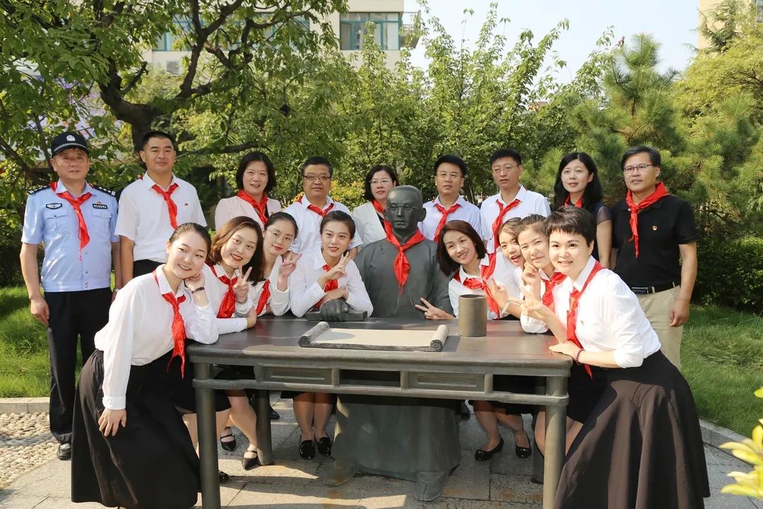 区委书记刘程华市教育局总督学李艳参加济南市行知小学开学典礼