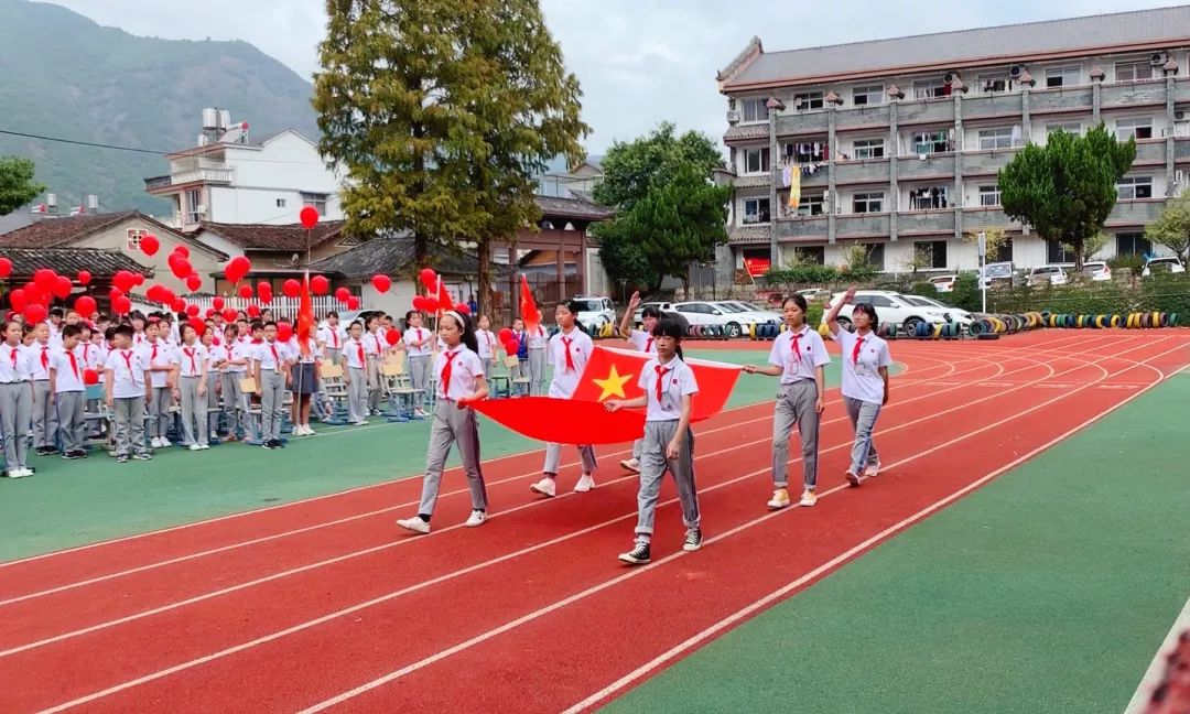 9月1日,小梅镇中心小学在开学典礼上再次将五星红旗升起,熟悉的口号