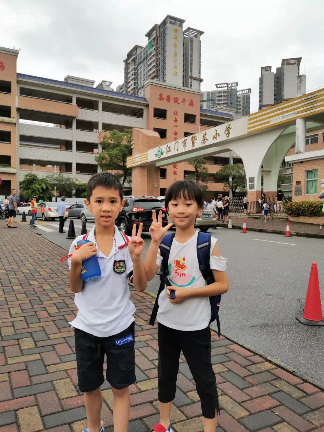 双胞胎上学有点甜!果然,好孩子都是别人家的!