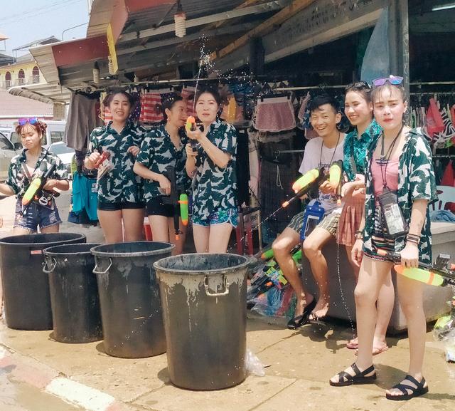 老挝人看各国游客:韩国人友好,欧美人大方,评价中国人就一个字