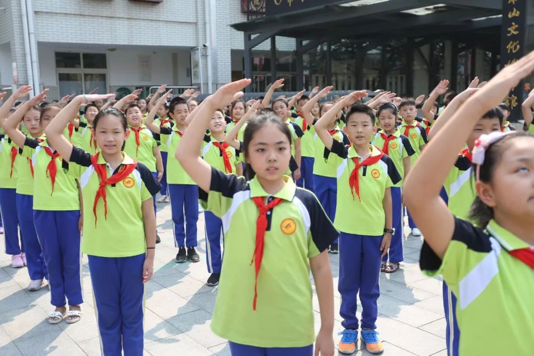 开学第一天,泰安中小学生升国旗唱国歌!你家娃也