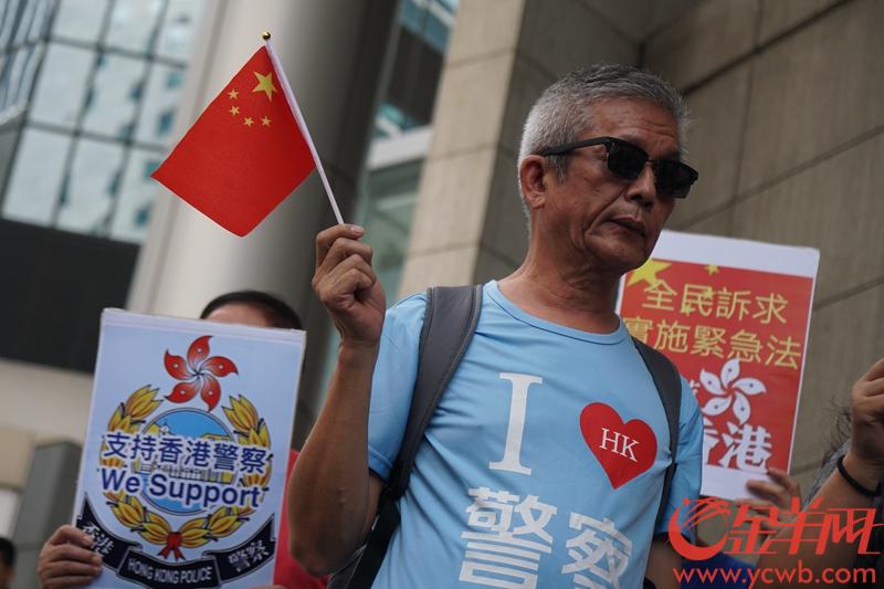 辛苦阿sir加油阿sir多谢阿sir今日众多香港市民在警察总部力挺警队