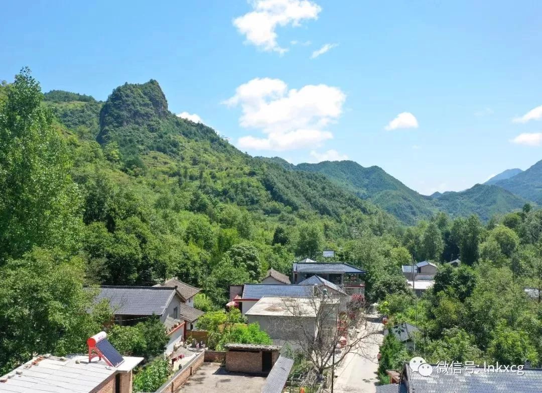 史家沟村内有座大山,两侧各有层峦叠嶂的山脉,大山像个身子,山顶有座