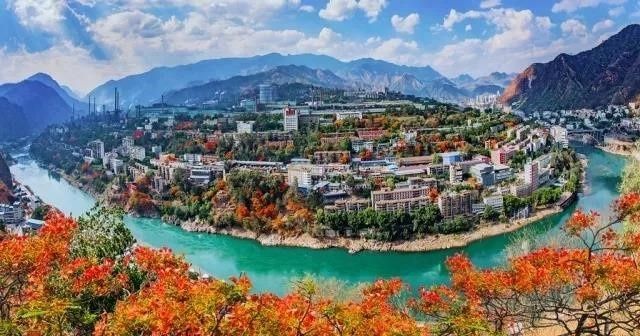 铁路,公路,水运都非常的便捷,而且攀枝花市还是一座出名的旅游城市