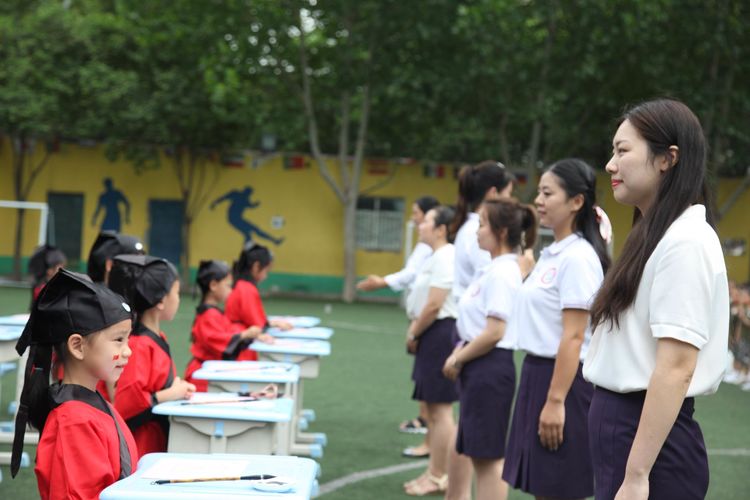 二七区春晖小学:"萌娃"开笔礼 献礼祖国70华诞