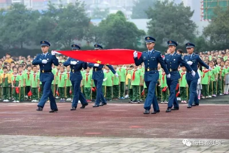 我的国我的家!都江堰市这些学校的开学第一天
