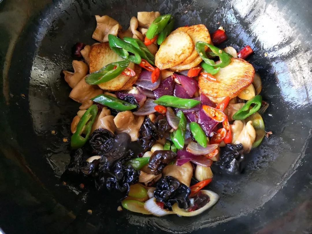 肥肠还是这个做法最好吃,酸辣开胃下饭又爽。