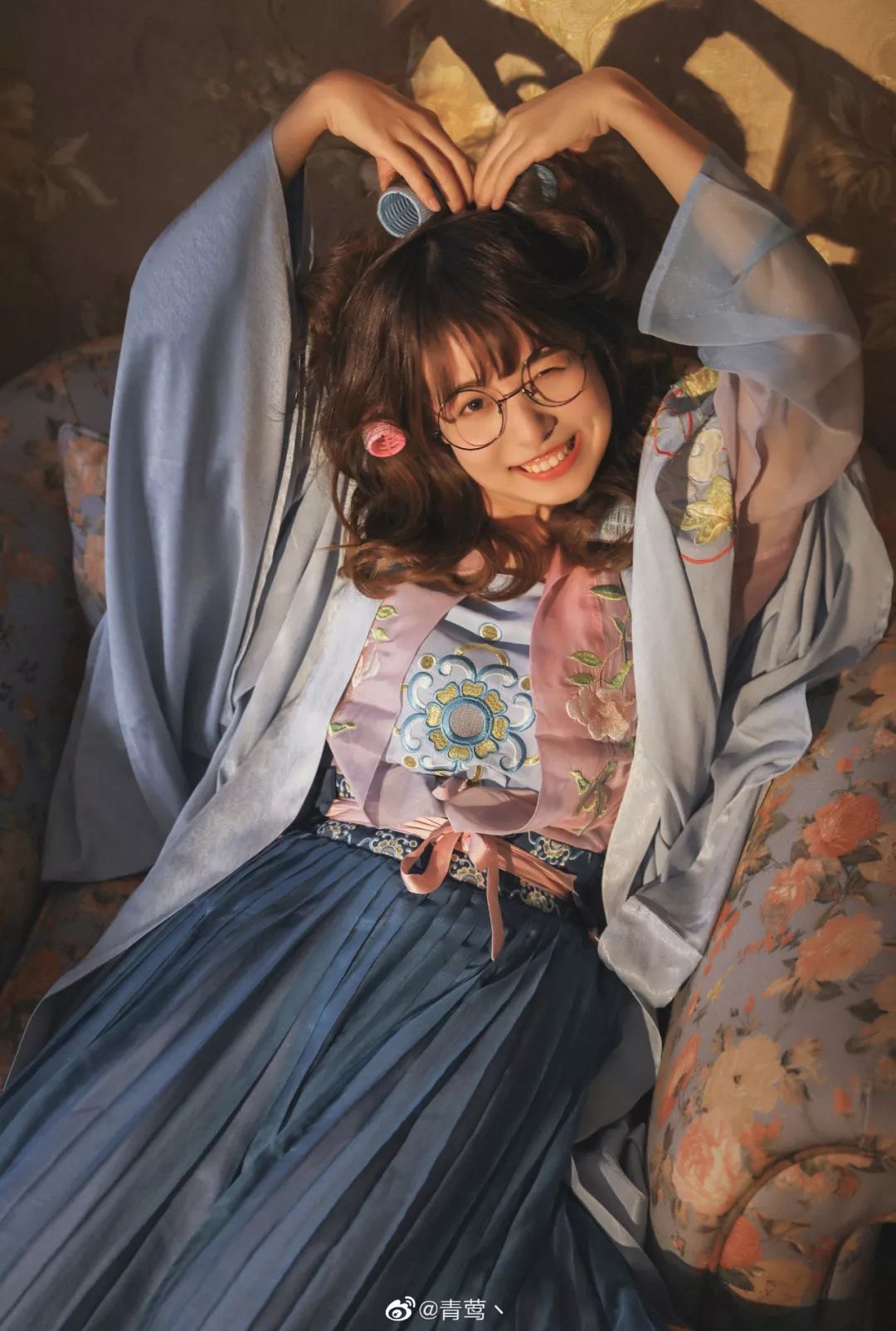 咖啡馆拍照姿势可爱 71c1bb88e5b9471385e6b5fad7d9845c.jpeg